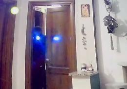 Video del ladro mentre apre la porta del soggiorno: blitz in più villette
