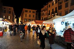 Santa Lucia: subito folla ai mercatini