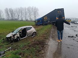 Schianto tra auto e tir sulla Melotta: strada chiusa, tre feriti