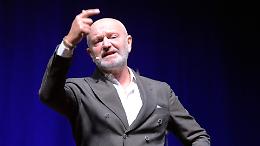 &laquo;Sono solo un umile comico&raquo;, e il pubblico ruggisce per Pucci