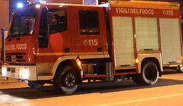 Auto in fiamme, uomo soccorso per intossicazione