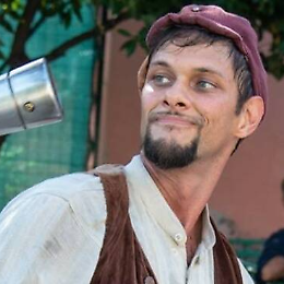 Luna di Caff&egrave;: spettacolo di circo contemporaneo e teatro di strada