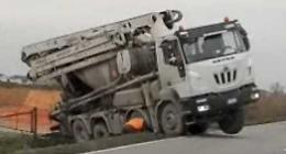 Camion finisce nel fosso: code e disagi