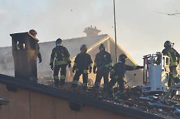Incendio in una villetta in via Ortuani, vigili del fuoco in campo