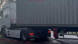 Tir incastrato in via Oppiazzi, i residenti esasperati