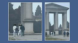 Rap &lsquo;da maranza&rsquo; all&rsquo;ingresso del cimitero