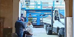 Volo fatale dal 10 metri, muore un operaio 55enne