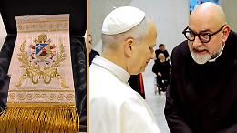 Il Papa indossa il dono di don Camporese