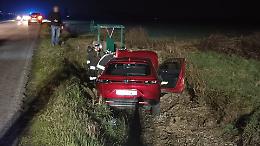 Perde il controllo dell'auto e finisce in un canale irriguo