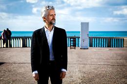 A piedi nudi nel parco: il tendone che rid&agrave; vita a Porta Mosa