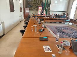 Niente minuto di silenzio per Bossi: il centrodestra lascia l&rsquo;aula