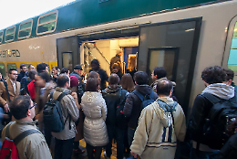 Treni da incubo, ko 100 convogli: sale la protesta