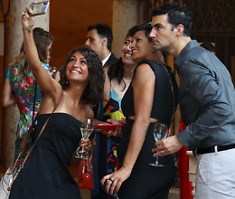 Mina, un successo l'asta delle luminarie per Occhi Azzurri