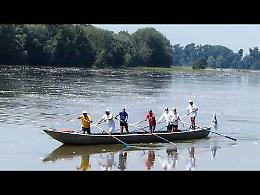 VIDEO Da Cremona al Delta, il passaggio della barca coi navigatori cremonesi a Casalmaggiore