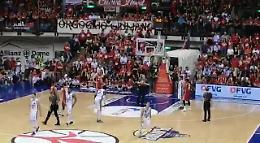 VIDEO La Vanoli batte Trieste 81-78 e vola in semifinale: i liberi di Mathiang e la festa