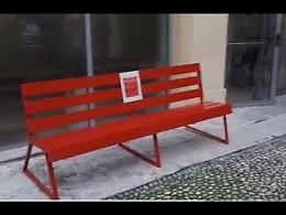 VIDEO Panchina rossa installata in Tribunale a Cremona
