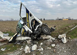 Furgone contro la spalla in cemento di un fosso, ferito il conducente