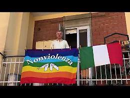 VIDEO Massimo Bondioli, presidente degli Amici di Emmaus di Piadena, canta Bella Ciao dal balcone di casa