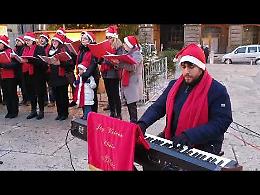 VIDEO Joy Voices e teatro luminoso con la White Parade