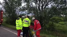 Auto fuori strada, 40enne gravissima