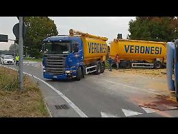 VIDEO Tir ribaltato al rondò tra tangenziale e Castelleonese