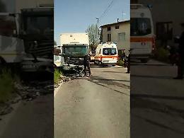 VIDEO Tremendo schianto frontale tra auto e camion a Trescore