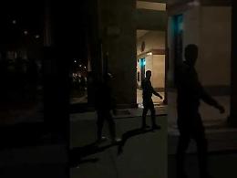 VIDEO Rissa in piena notte in piazza Roma a Cremona