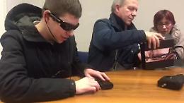 VIDEO Riccardo Ghirardi nella redazione de La Provincia con la telecamera OrCam