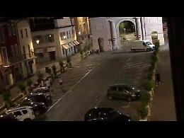 VIDEO Ragazzi giocano a calcio in piazza Giovanni XXIII nel cuore della notte