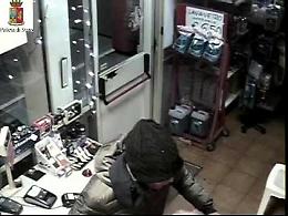 Il filmato della rapina all'area di servizio in A21 lo scorso 26 dicembre