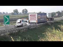 Travolto e ucciso da un tir in A21, il video delle fasi di soccorso