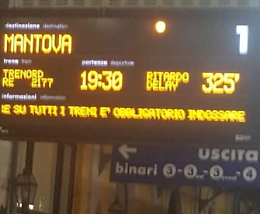 Tromba d'aria, treni in ritardo anche di 300 minuti: pendolari bloccati nei convogli