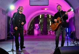 Bono e The Edge a Kiev, concerto nella metropolitana