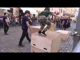 VIDEO Acrobazie e spettacolo con il parkour in corso Garibaldi a Cremona
