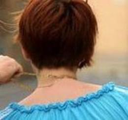 Avvicina una donna in bici e le strappa la collanina d'oro