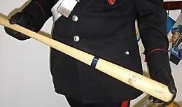 Apprezzamento sulla figlia, ospite preso a mazzate