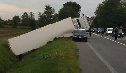 Camion si ribalta nel fosso, via Mantova ko per tre ore