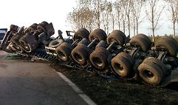 Trasporto eccezionale ribaltato, miracolato il conducente