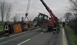 Rimorchio agricolo finisce nel campo, traffico in tilt