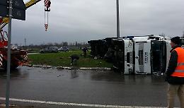 Tir si ribalta alla rotonda e semina il carico di coils