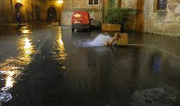 Idrante abbattuto da un'auto, fuga e strade allagate