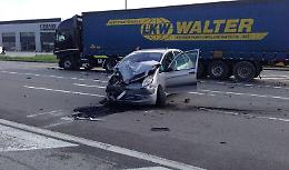 Scontro frontale camion auto: ferita 35enne