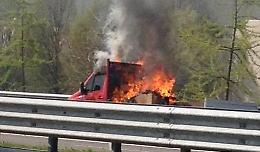 A21, furgone prende fuoco: fiamme e colonna di fumo