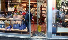 Spaccata e furto da Bettina: via borse, cinture e valigie