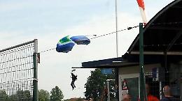 Paracadutista atterra addosso a un altro, feriti