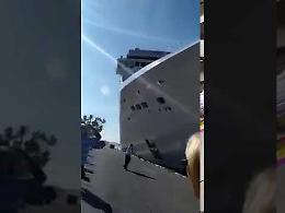 Venezia, nave da crociera contro battello turistico