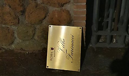 Farinacci, lo scrittore Raimo rimuove la targa sul palazzo