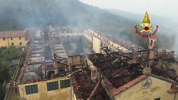 In fiamme il monastero della Bernaga nel Lecchese, le immagini