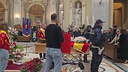 Folla commossa a Napoli per l'ultimo saluto a Davide Tizzano