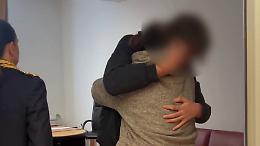 Il 14enne scomparso nel Veronese riaffidato alla madre, l'abbraccio commovente